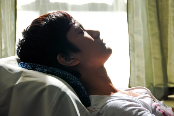 Asyalı erkeklerin yastık rahatlatıcı