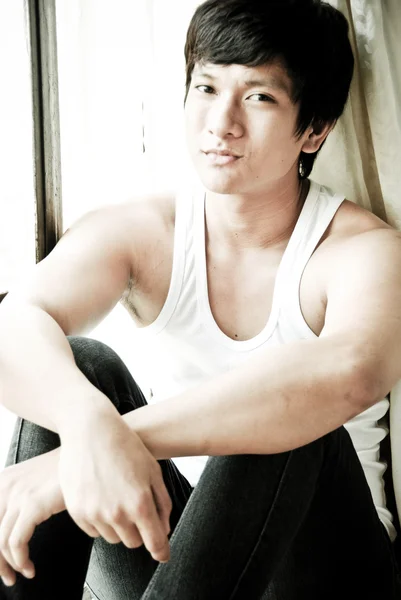 Asyalı adam tank-top