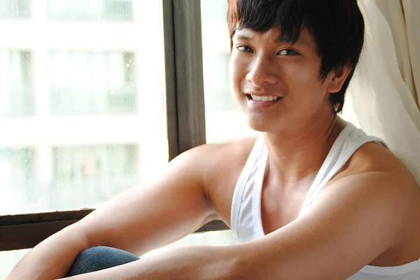 Asyalı adam tank-top