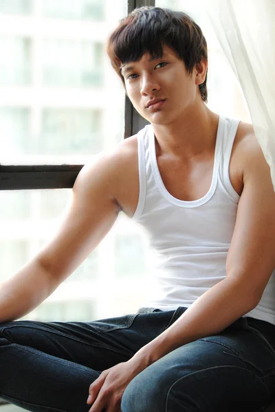 Asyalı adam tank-top