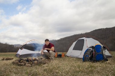 Başlatan kamp ateşi elde