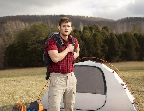 Hiker sets up camp — Stock Photo, Image