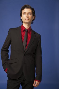 Beyaz erkek, iş veya moda için güzel bir takım giymiş