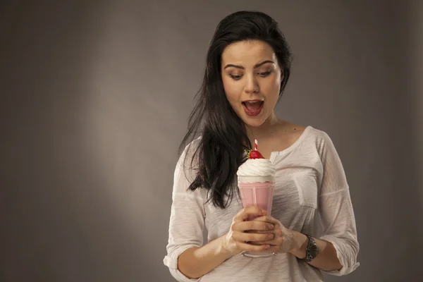 Flicka med milkshake — Stockfoto