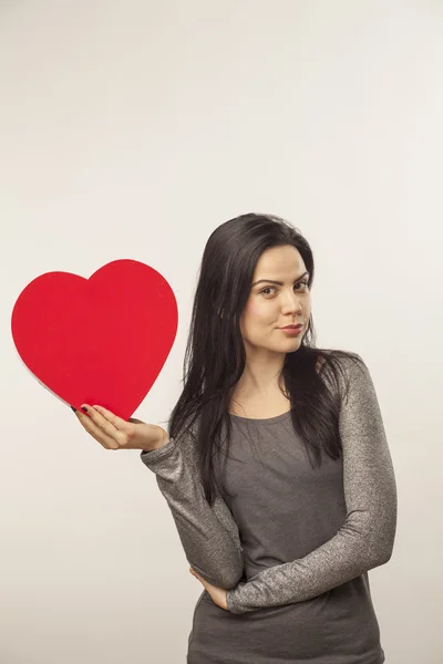 Caucásico chica celebración corazón forma caja de dulces para San Valentín da — Foto de Stock