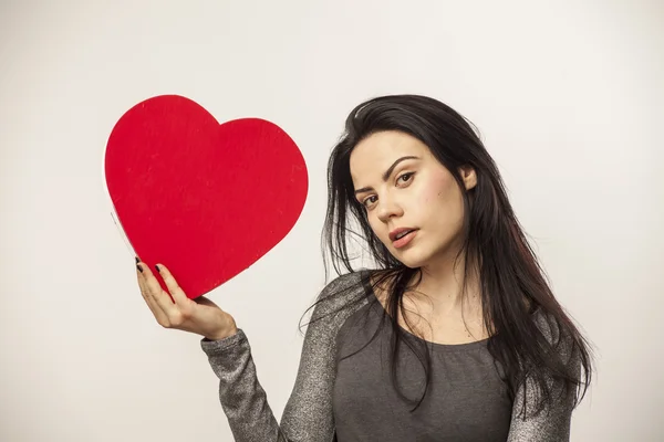 Caucásico chica celebración corazón forma caja de dulces para San Valentín da — Foto de Stock