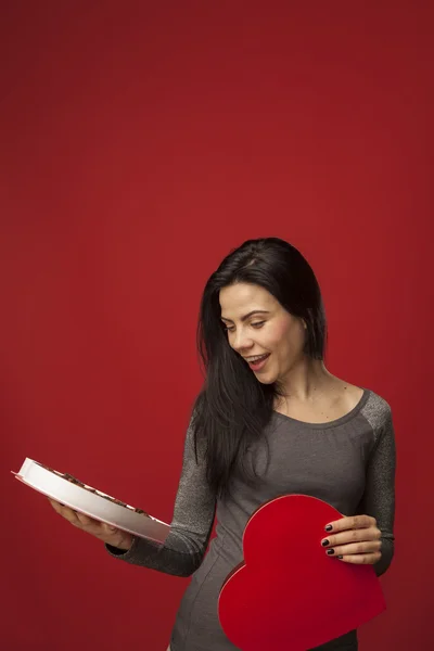 Caucásico chica celebración corazón forma caja de dulces para San Valentín da — Foto de Stock