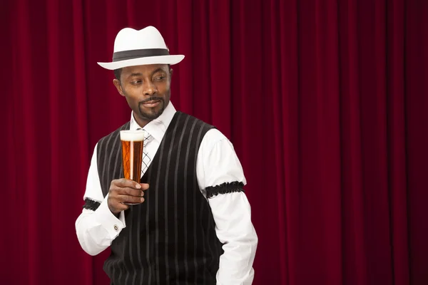 Афроамериканський бармен в ретро-костюмі з пивом — стокове фото