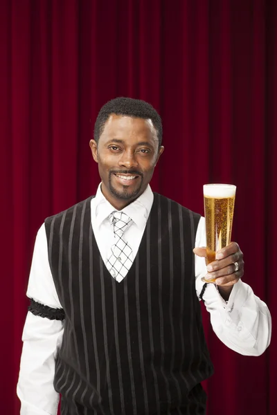 Афроамериканський бармен в ретро-костюмі з пивом — стокове фото