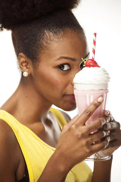 Africano americano ragazza holding milkshake — Foto Stock