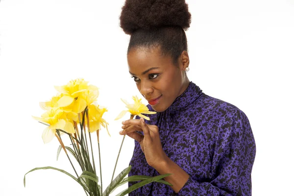 Menina americana africana com flores — Fotografia de Stock