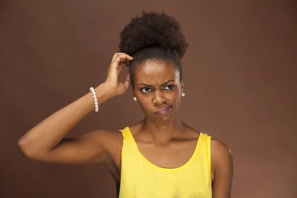 Afro-Américaine Fille Montrer L'Émotion À Travers Les Caractéristiques Faciales — Photo