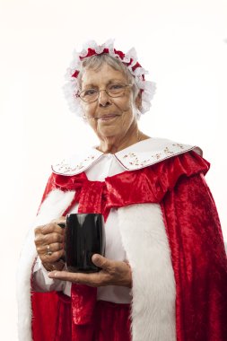 Mrs claus üzerine beyaz, sıcak çikolata tutan izole