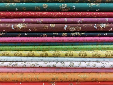 Çiçek kumaşları ve diğer desenleri katman katman katman katman katlayıp istifleyin..