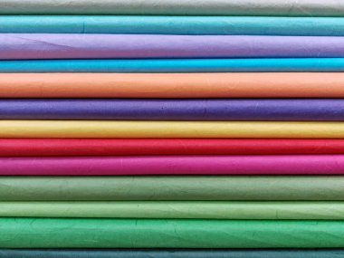 Renkli kumaş mağazası kumaşları katman katman düzenle.