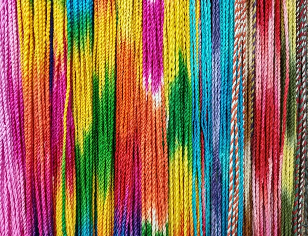 用彩虹色染色的棉绳的特写 — 图库照片