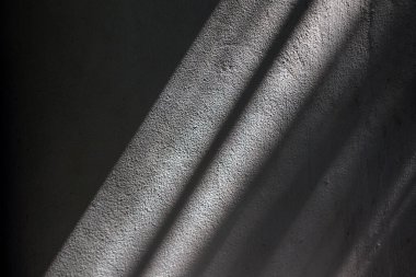 Eski ve pürüzlü duvarlara ışık ve gölge kaplıydı. Yumuşatmak için odağı bulanıklaştır.