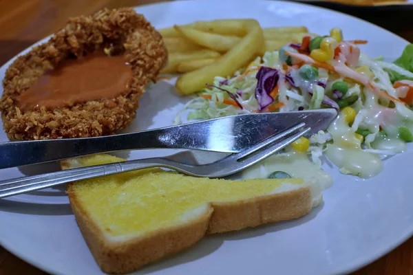 Ensalada Pollo Frito Con Cucharas Cuchillos Inusualmente Dispuestos — Foto de Stock