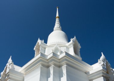 Mavi gökyüzü ile beyaz pagoda