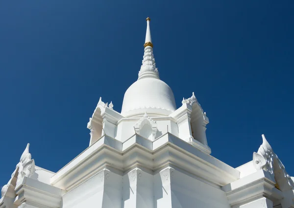 Белая пагода с синим небом — стоковое фото