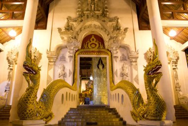 Kapı iki naga kafalı Budist tapınağı