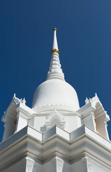 Белая пагода с синим небом 2 — стоковое фото
