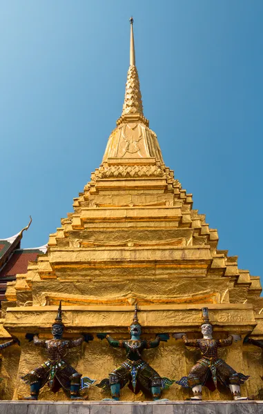 Pagode dourado em templo — Fotografia de Stock