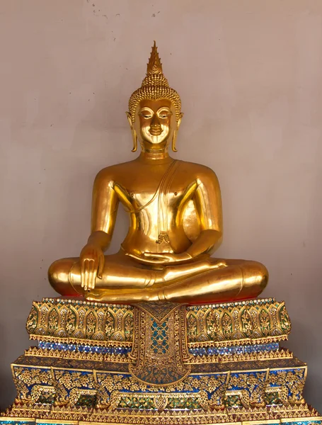 Guld Buddhastatyn i templet — Stockfoto