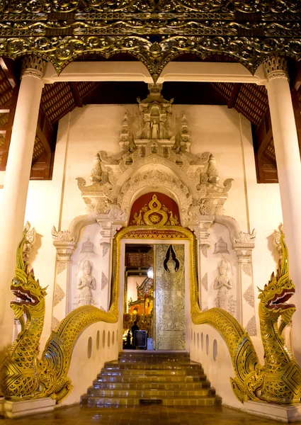 Porta do templo budista com duas cabeças Naga — Fotografia de Stock