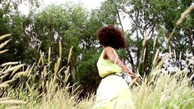 Kız çayırda iplik