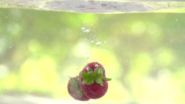 Çilekler suya düşüyor.