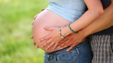 bebeğin karın hamile kadının ellerinde Çift