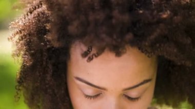 Afro-Amerikan Kız parkta