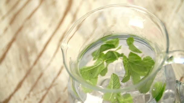 Caraffa d'acqua con foglie di menta fresca — Video Stock