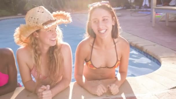 Dospívající dívky na okraji bazénu — Stock video