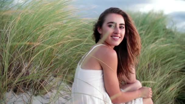 Улыбающаяся девушка в дюнах — стоковое видео