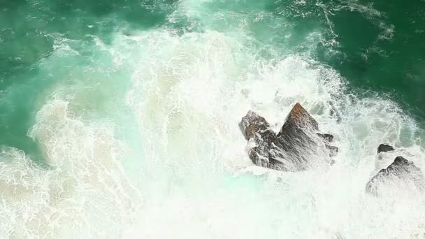 Hullámok, aprítás és a borulás sziklák a tengerparton — Stock videók