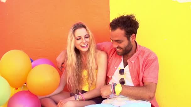 Joyeux couple riant avec ballons — Video