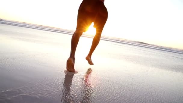 Ноги бігають на пляжі — стокове відео