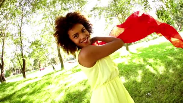 Mujer agitando bufanda roja — Vídeo de stock