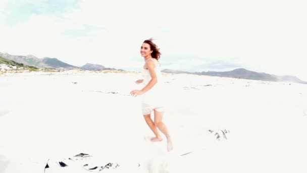해변에서 뛰는 여자 — 비디오