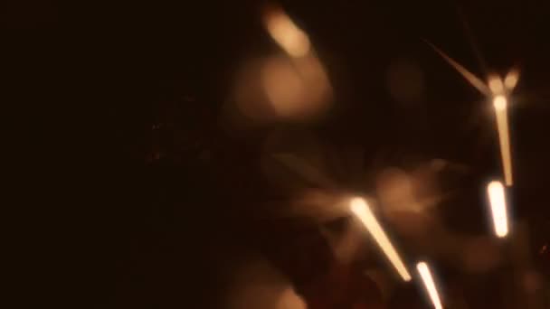 Étincelant feu d'artifice allumé par des allumettes et brûlant 