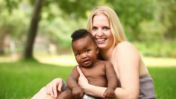 Афроамериканец и его мать улыбаются в камеру — стоковое видео
