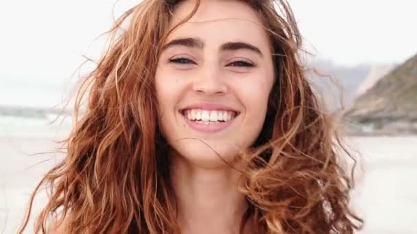 Woman smiling at the beach — Stock Video