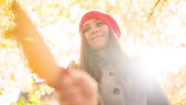 Mujer jugando con hojas de otoño y hojas que caen — Vídeos de Stock