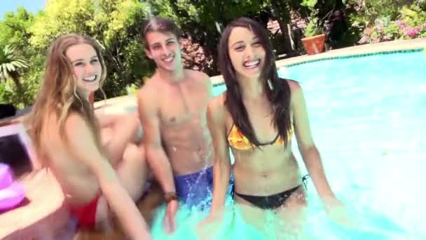 Teenager splashing water swimming pool — Stock Video