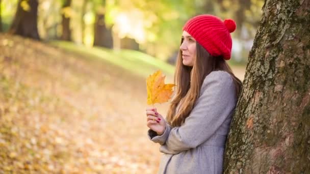 Jeune femme jouant avec Leaf in Park 