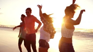 Kumsalda dans arkadaşlar