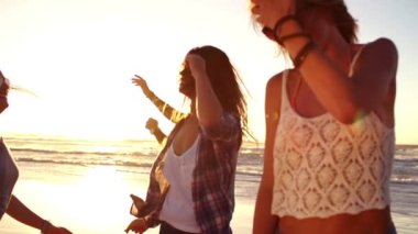 Kumsalda dans arkadaşlar