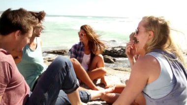 kayalar sahil üzerinde oturan arkadaşlar